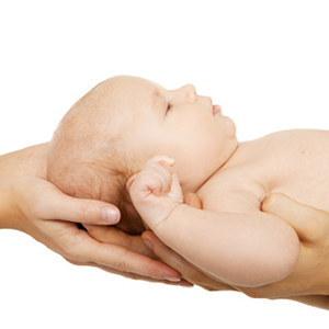 Baby in Mutterhänden Babys sind völlig wehrlos gegen Elektrosmog